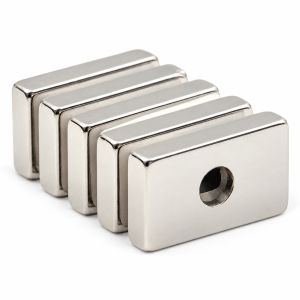 Blokkmagnet 20 × 12 × 4 mm med forsenket skruehull