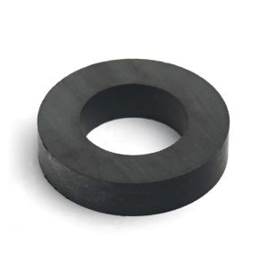 Ferrittmagnet Ø 39x22,5x9 mm med gjennomgående hull