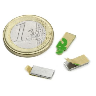 små selvklebende magneter