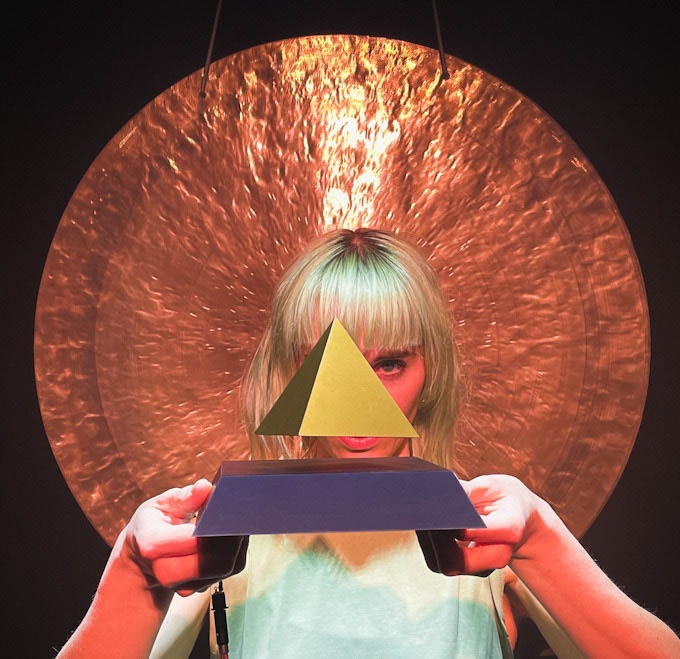 Flyte Py - svevende pyramide - magnetisk levitasjon i minimalistisk design