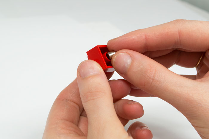Sett inn magnet inni LEGO klossen